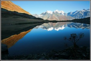 Отражение Белухи в озере Равновесия. Большой Алтай.